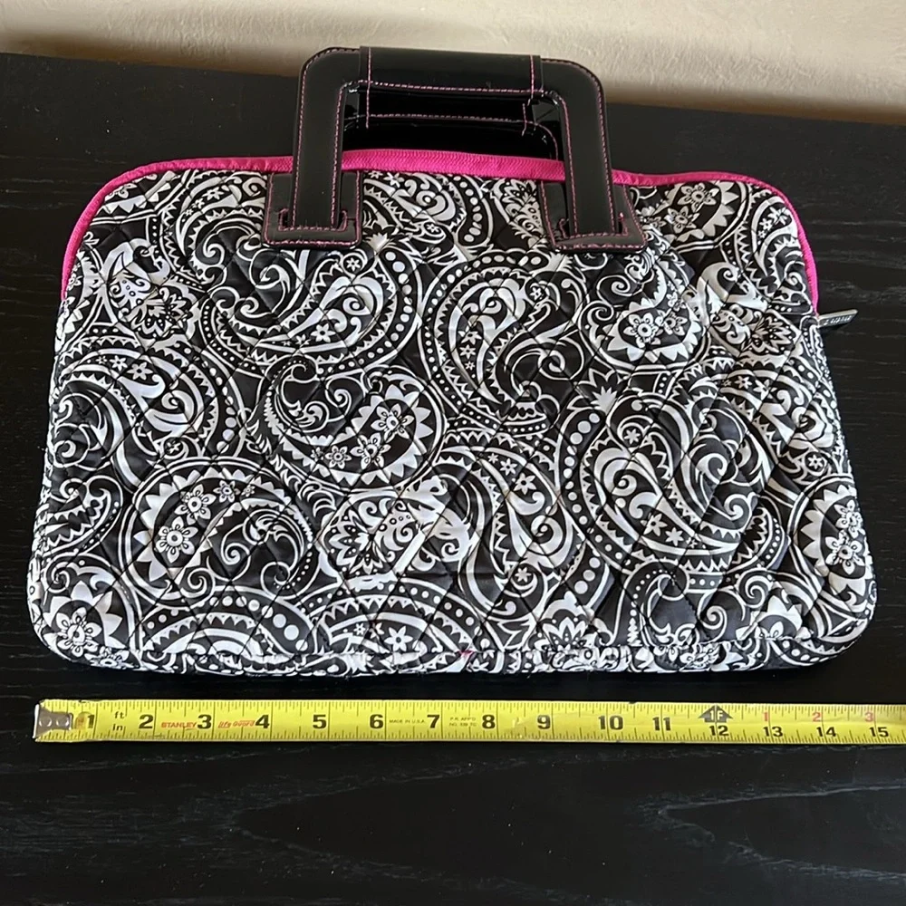 New Studio C Fresh as a Paisley Laptop/Ipad Sleeve Black/White paisley + pin…